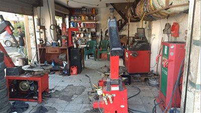  إطارات السيارات المستعملة.. إقبال على الشراء وخطر على الحياة