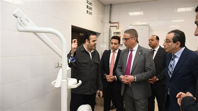 محافظ الفيوم ورئيس الجامعة يتفقدان العيادات والمعامل بكلية طب الأسنان