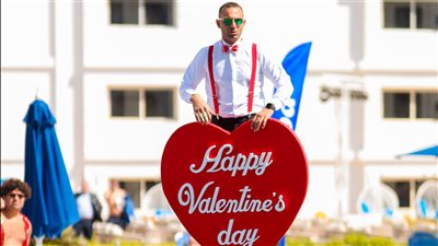 على الشواطىء .. قلب كبير يطير بالفلاى بورد وهابى فلانتين داى