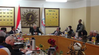 رئيس جامعة المنيا يترأس مجلس كلية الآداب 