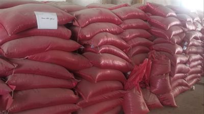 ضبط 25 طن مواد خام بمصانع مخصبات مجهولة المصدر بالبحيرة