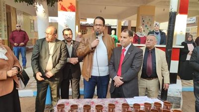 وكيل تعليم الغربية يتابع مدرسة كفر الزيات الصناعية بنات ويكرم طالبات الزخرفة
