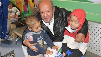 الفنان لطفي لبيب يحتفل مع الأطفال مرضى السرطان بعيد الحب بأورام الأقصر