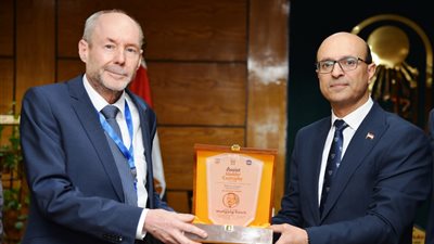رئيس جامعة أسيوط يستقبل خبيراً ألمانياً في جراحة المسالك لبحث سبل التعاون 