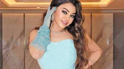 باقة ورد وبنطال شفاف.. هيفاء وهبي تحتفل بعيد الحب على طريقتها الخاصة