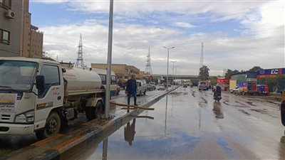 محافظ الجيزة يتابع عمليات شفط مياه الأمطار وانتشار المُعدات لتسهيل الحركة المرورية 