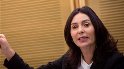 وزيرة إسرائيلية تحتفي بالجسر البري العربى لنقل البضائع لدولة الاحتلال.. فيديو