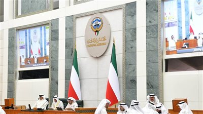 أمير الكويت يصدر مرسوما أميريا بحل مجلس الأمة