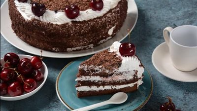 كيكة الشوكولاتة بحشوة الكريمة.. حضريها مثل الجاهزة بهذه الخطوات