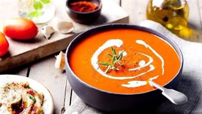 واجهي الطقس البارد واصنعي شوربة الطماطم بالريحان