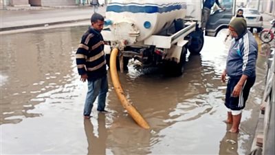 محافظة دمياط تتابع جهود رفع مياه الأمطار 