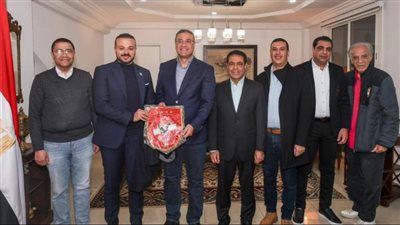الجارحي  يلبي دعوة سفير مصر في الجزائر.. ويُهديه درع وعلم النادي 