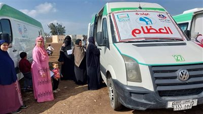 توقيع الكشف الطبي علي 1697 مواطن خلال قافلة طبية بدمياط 