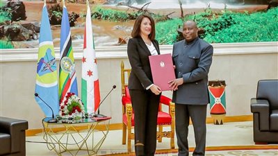 السفير المصري لدى بوروندي تسلم أوراق اعتمادها إلى رئيس الجمهورية