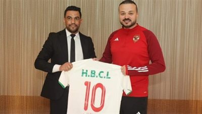 رابطة مشجعي الأهلي بالجزائر تُهدي الخطيب قميص الرابطة
