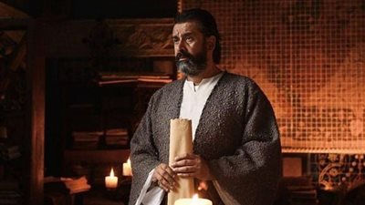 كريم عبدالعزيز بزي المُحارب في بوستر مسلسل الحشاشين 