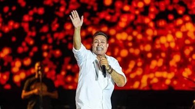 حكيم يتغزل في الفتيات 