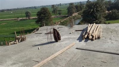 إيقاف أعمال بناء بدون ترخيص بقرية المحروسة بقنا 