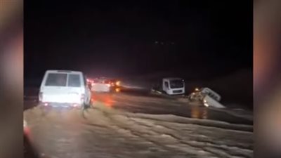 السعودية.. سيول تجرف السيارات والأتوبيسات في الرياض (شاهد)