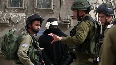 قوات الاحتلال تعتقل عددًا كبيرًا من الطواقم الطبية بمجمع ناصر الطبي