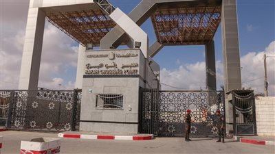 نازحون يدخلون صالة فلسطين بمعبر رفح ويشعلون الإطارات.. فيديو