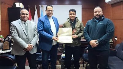 وكيل تعليم الغربية يكرم الطالب مصطفى خلاف بطل العالم للناشئين فى اللياقة البدنية