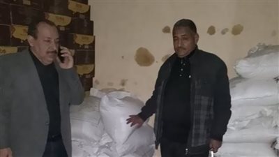 ضبط طن سكر و275 لتر زيت قبل بيعهم بالسوق السوداء في الشرقية 