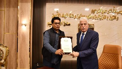 محافظ جنوب سيناء يتسلم درع الاتحاد المصري للقوة البدنية