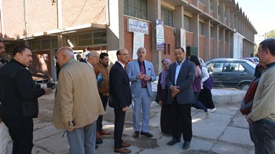 رئيس جامعة أسيوط يتابع ميدانيا أعمال التطوير بكلية الآداب تمهيداً لافتتاح القاعات الدراسية