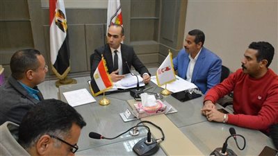 نائب محافظ سوهاج يتابع موقف شكاوى المواطنين مع فريق مبادرة 