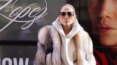 ما زالت شابة..  جينيفر لوبيز برشاقة وأناقة في أحدث ظهور