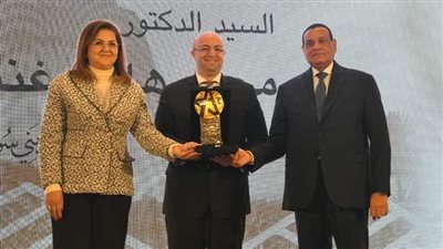محافظ بني سويف يتسلم جائزة تميز الأداء في إدارة الإستثمار العام 