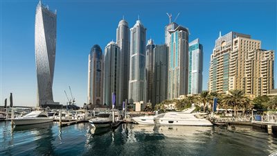طقس الإمارات.. رياح مثيرة للرمال وارتفاع لأمواج البحر 