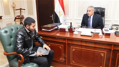 وزير العمل يستقبل مواطنًا من ذوي الهمم ويمنحه وظيفة بـ4000 جنيه