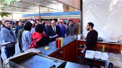 رئيس جامعة سوهاج يتأكد من جودة الأطعمة بكافيتريا الجامعة