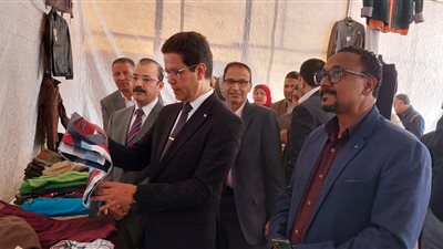 رئيس جامعة بنها يفتتح المعرض الخيري للملابس بكلية التربية النوعية