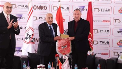 حسين لبيب يمنح الخطيب درعًا تذكارية تحمل اسم العامري فاروق