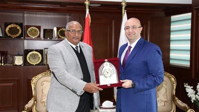 محافظ بني سويف يُكرم وكيل التعليم لانتهاء فترة عمله