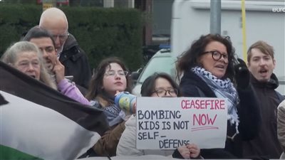 متظاهرون يطالبون بالعدالة لفلسطين من أمام محكمة العدل الدولية.. فيديو