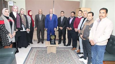 محافظ بني سويف يُفاجئ منظومة إعداد الخطة الاستثمارية بإهدائهم جائزة التميز