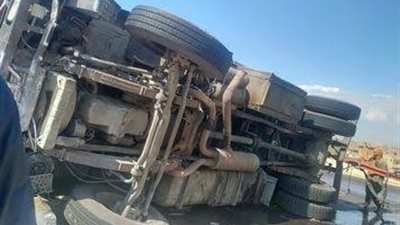 الحماية المدنية بأسيوط ينجح في رفع مقطورة محملة بـ 50 طناً فوسفات