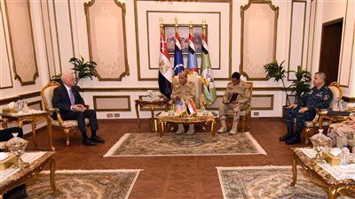 وزير الدفاع يلتقى وفداً من مجلس النواب الأمريكى