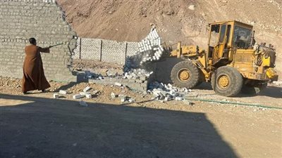 إزالة فورية لـ4 حالات تعدٍ بقرية المحروسة بقنا