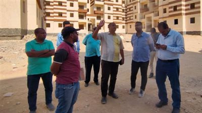 رئيس جهاز قنا الجديدة يتفقد أعمال زراعة وتشجير المسطحات الخضراء بالمدينة