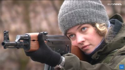 حسناوات أوكرانيات يتدربن على قتال الروس لسد عجز الرجال.. شاهد