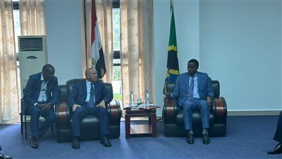 وزير النقل: مستعدون لرفع كفاءة وتجديد شبكة الطرق الداخلية بتنزانيا 