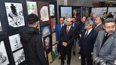 رئيس جامعة أسيوط يفتتح المعرض الفني لقسميّ الديكور والعمارة بكلية الفنون الجميلة