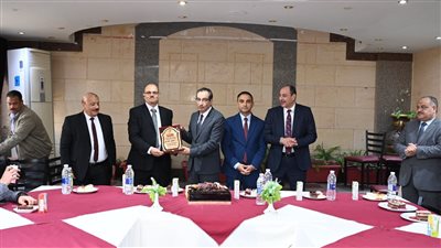 جامعة الفيوم تكرم مدير عام رعاية الشباب لبلوغه للمعاش