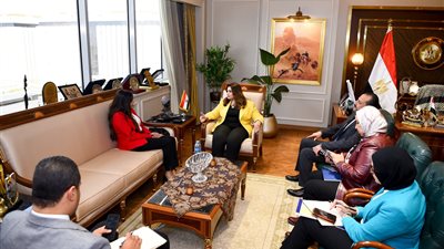 وزيرة الهجرة تبحث مع 