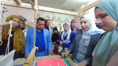 تدريب 30 شاب بالشرقية على تطوير صناعتي الفخار والكليم اليدوي